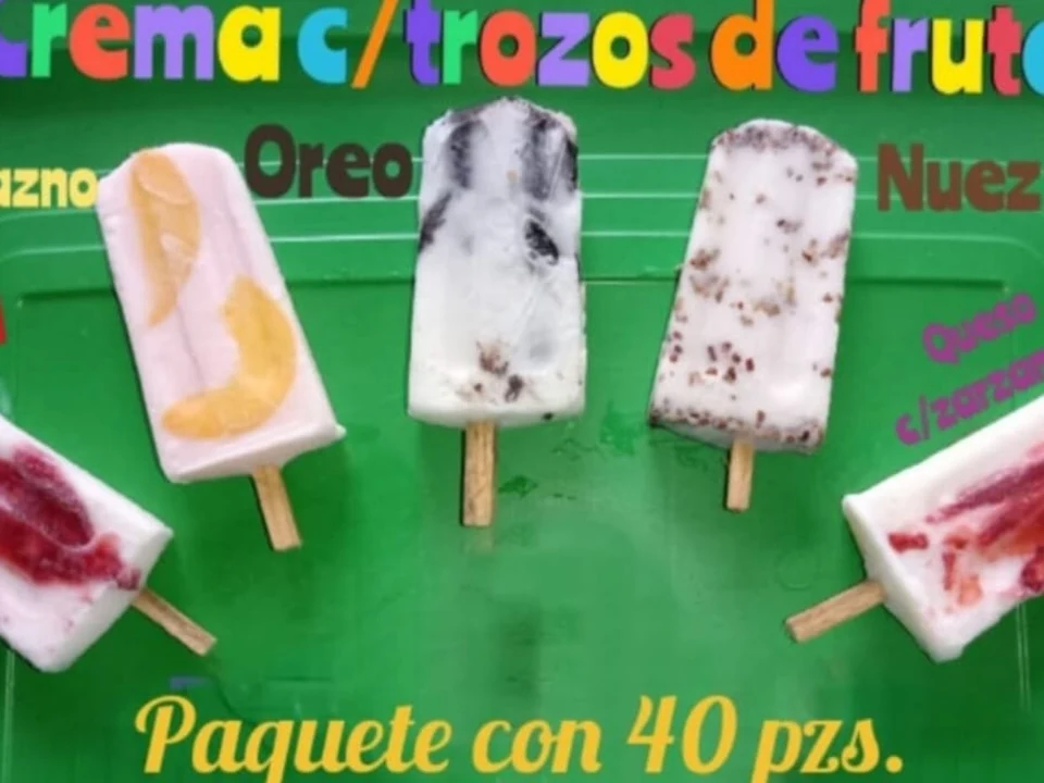 Paletas de crema con trozos de fruta: fresa, durazno, Oreo, nuez y queso con zarzamora