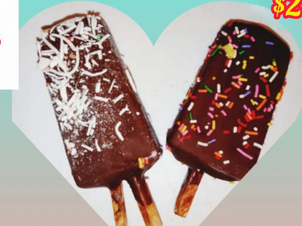 Esquimales bañados en chocolate y decorados con coco o chispas
