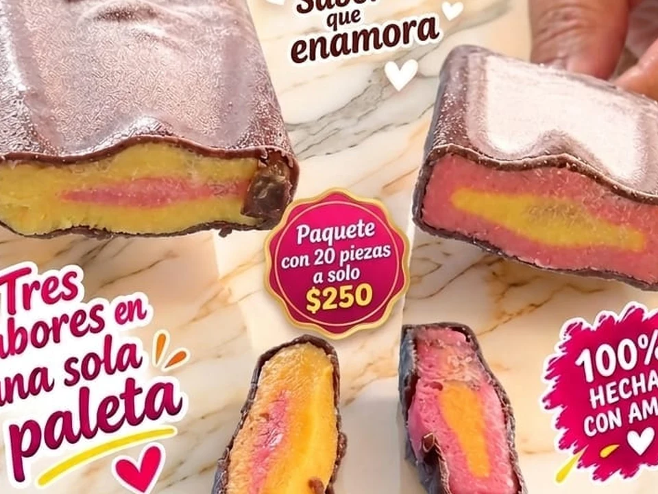 Paletas napolitanas con vainilla, fresa y cubierta de chocolate